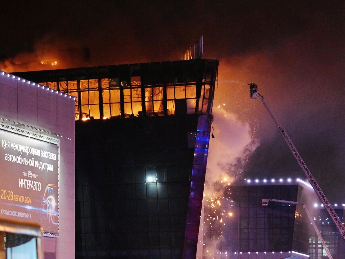    Пожарные тушат горящий концертный зал "Крокус Сити Холл", где произошел теракт© РИА Новости / Евгений Биятов