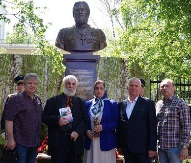 Автор книги Николай Головкин держит её в руках