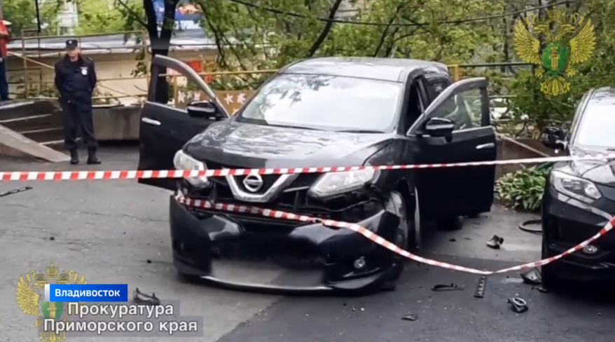 Взрыв автомобиля произошел во дворе жилого дома во Владивостоке