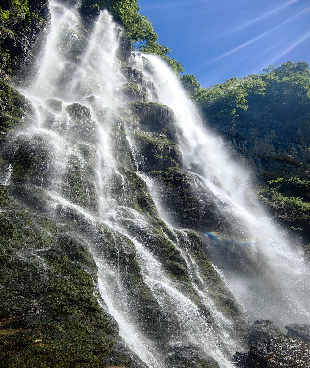 Водопад Верхний Джирхва средней наполненности