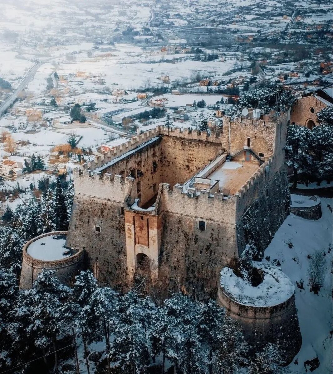Замок Монфорте (Castello Monforte) в Кампобассо, столице региона Молизе (Италия).-1-2