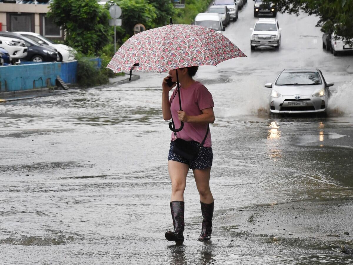    Девушка на одной из улиц Владивостока, затопленных в результате сильного ливня© РИА Новости / Виталий Аньков