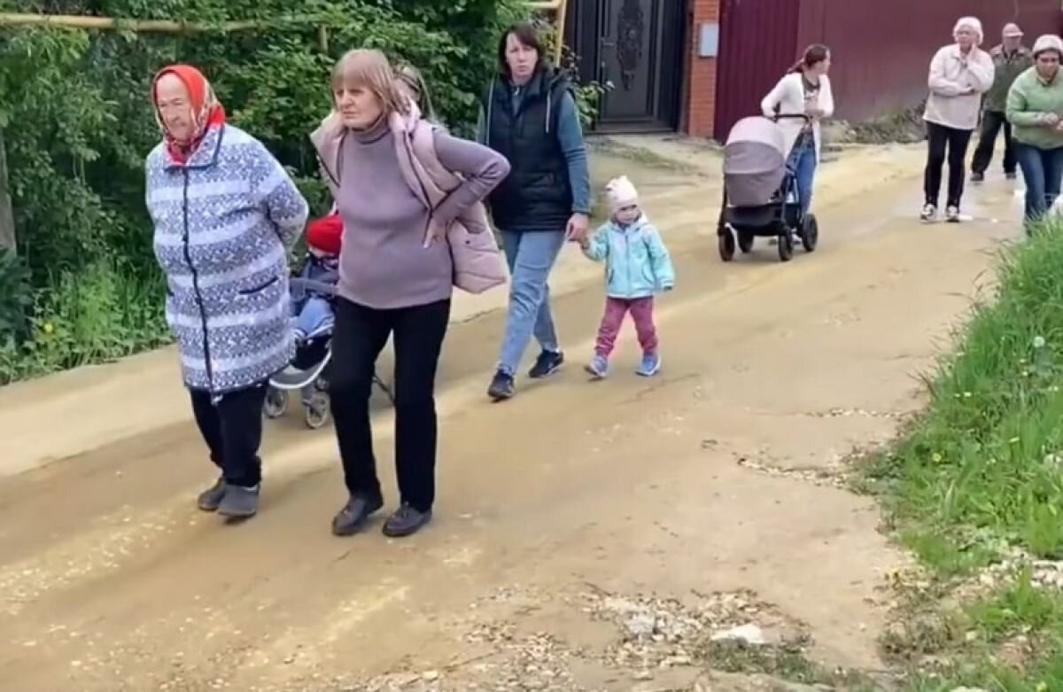 Жители деревни Коневка вынуждены чинить машины после поездки по дороге в  город | «Орловские новости» | Дзен