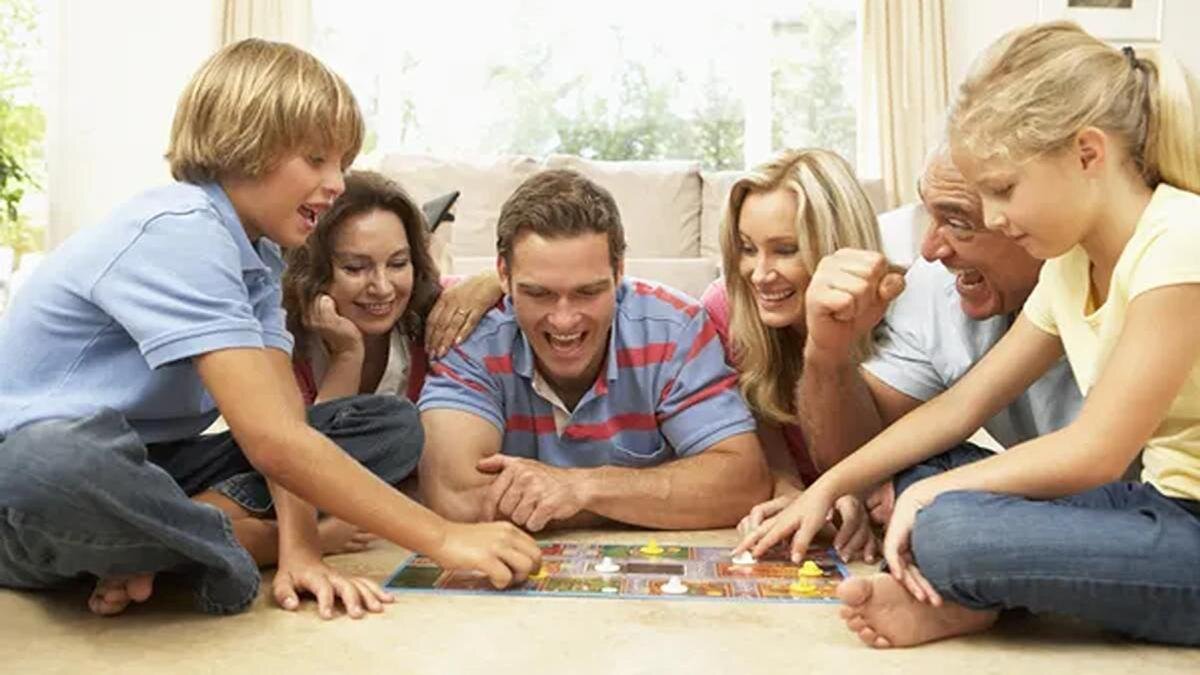    Играют дети и родители:Depositphotos