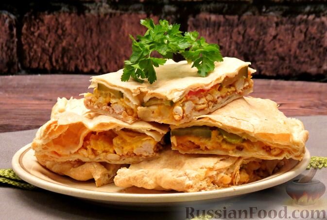 тесто слоеное, фарш мясной, помидоры, огурцы маринованные, лук репчатый, сыр плавленый, кетчуп, горчица французская, масло растительное, соль, перец чёрный молотый