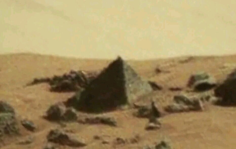 Объект пирамидальной формы на Марсианской поверхности 