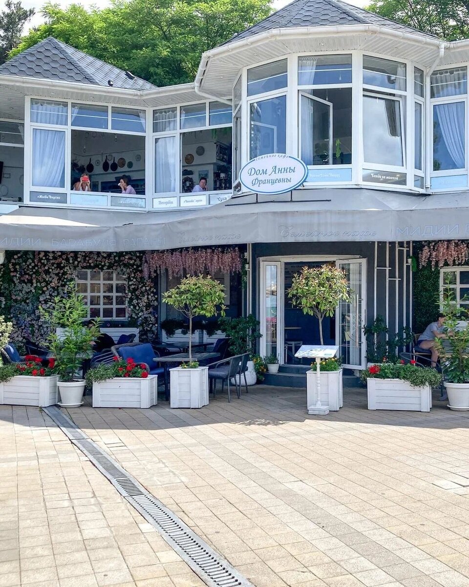 В «Доме Анны Францевны» приятно завтракать на втором этаже с видами на Чёрное море. Фото: cafe-anna-franzevna / Яндекс Карты