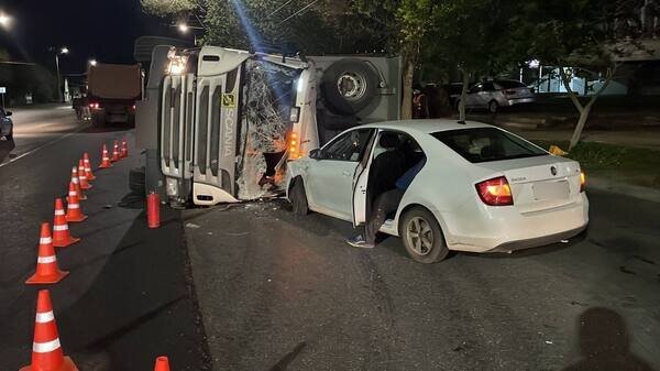    Ночью на улице Терешковой в Оренбурге после столкновения с ВАЗ опрокинулся самосвал