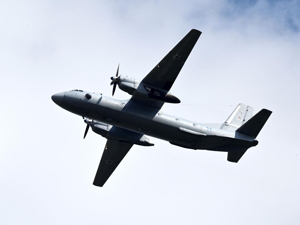    Военно-транспортный самолет Ан-26 © РИА Новости / Сергей Пивоваров