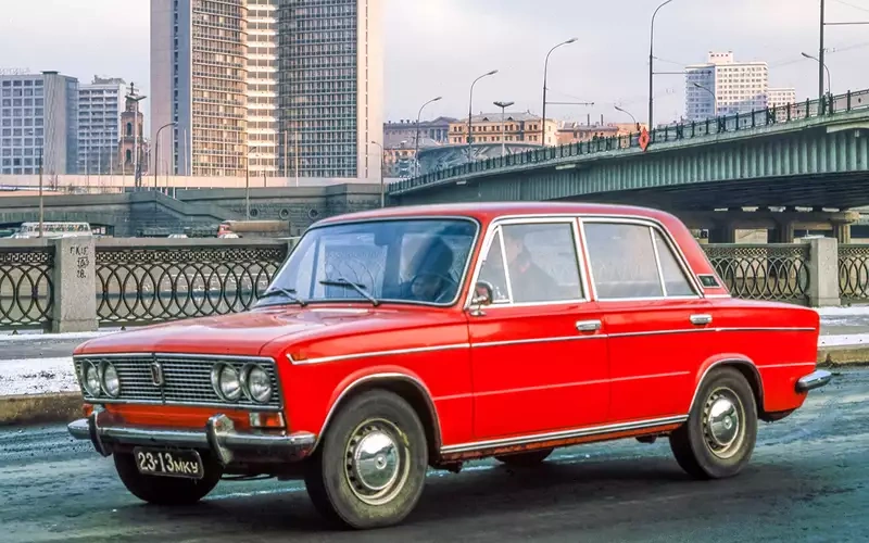 В конце 1972 года в СССР дебютировал ВАЗ‐2103, позднее получивший прозвища «тройка» и «трешка». Самый мощный и комфортный на тот момент ВАЗ, разумеется, сразу стал престижным.-2