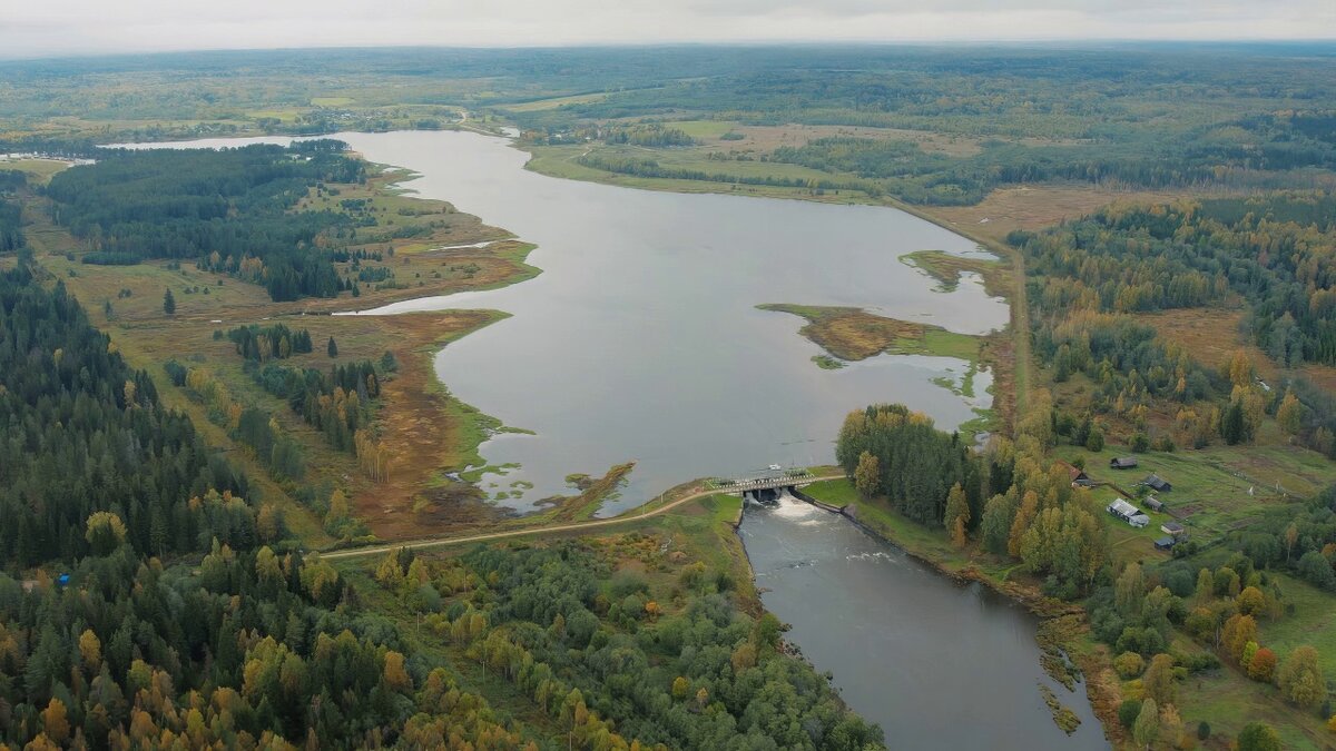 1. Верхневолжское водохранилище совсем не на слуху. И не мудрено, ибо оно больше известно как система из четырех волжских озер, которые (по некоторым источникам) и считаются родиной «кормилицы» Волги.-2