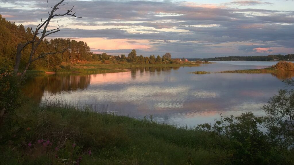 1. Верхневолжское водохранилище совсем не на слуху. И не мудрено, ибо оно больше известно как система из четырех волжских озер, которые (по некоторым источникам) и считаются родиной «кормилицы» Волги.