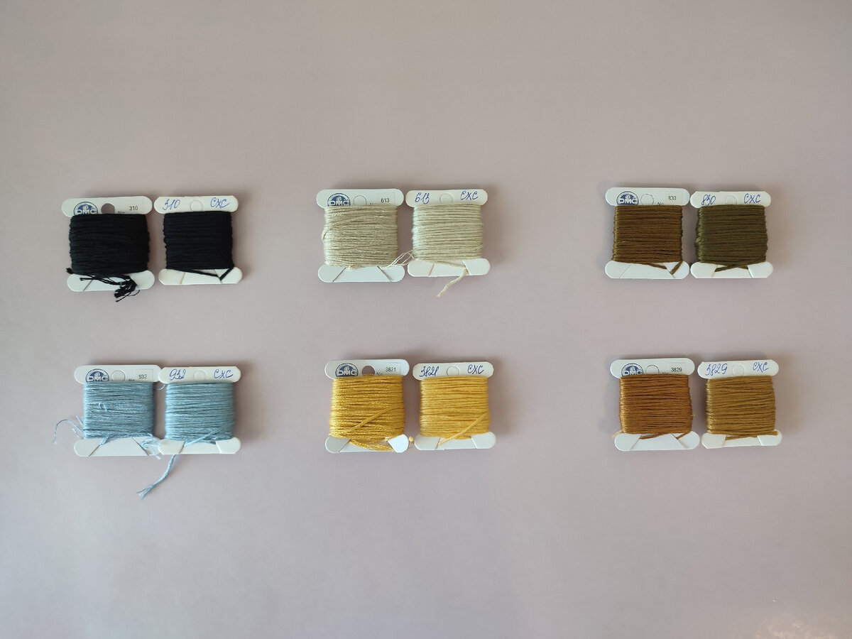 Можете рассмотреть фото более детально и сделать сравнительный анализ оттенков мулине. Отличия видны даже невооруженным глазом.