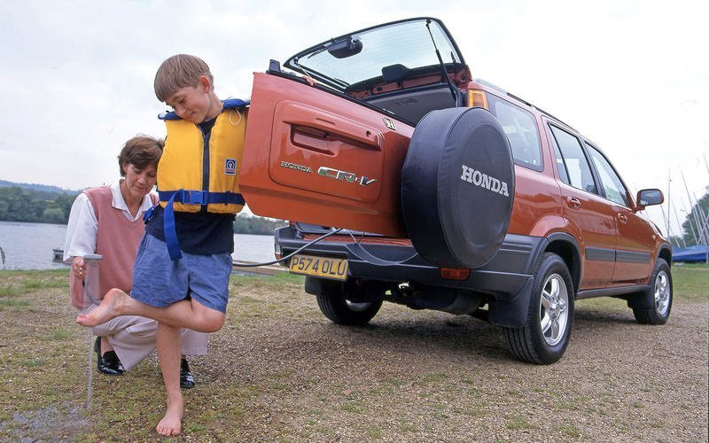    Honda CR-V была одним из самых первых кроссоверов, поэтому для неё предлагалось много аксессуаров для активного отдыха. Например, набор для пикника, куда входил раскладной столик, автомобильный холодильник и… душ, который работал от 12-вольтовой розетки! Как объяснялось, он был нужен, чтобы помыть сапоги.