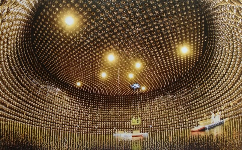 Рис. 2. Внутри нейтринного детектора Super – Kamiokande, Япония