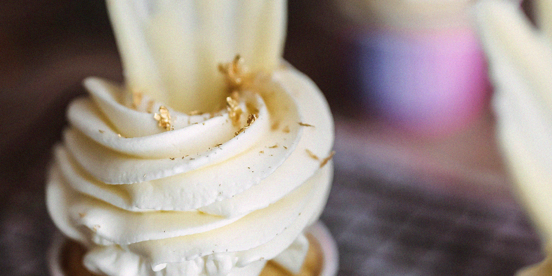 Кексы на сгущенке с черникой и кремом: подробный рецепт