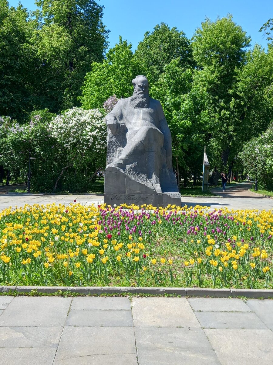 Сквер на Девичьем поле и фонтан в погонах. | Пойдем, посмотрим! | Дзен