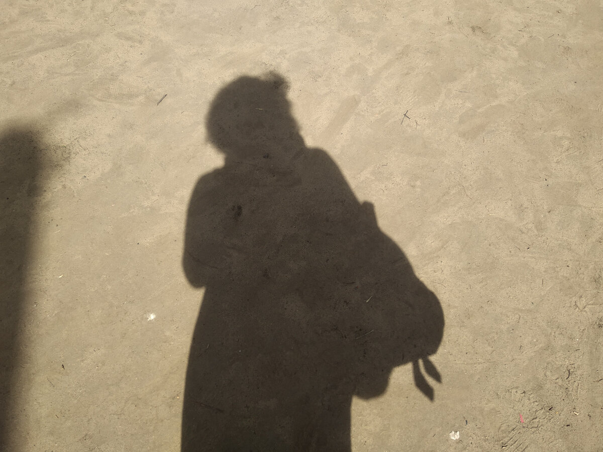 Сумка кажется огромной) она не такая большая, честное слово)