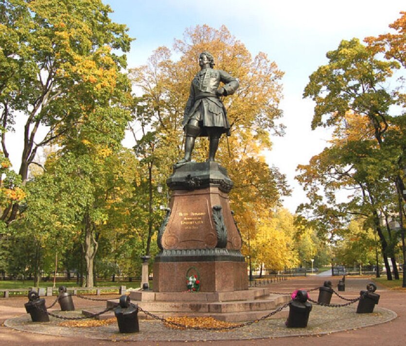 Памятник в наши дни, архивные фотографии в конце статьи