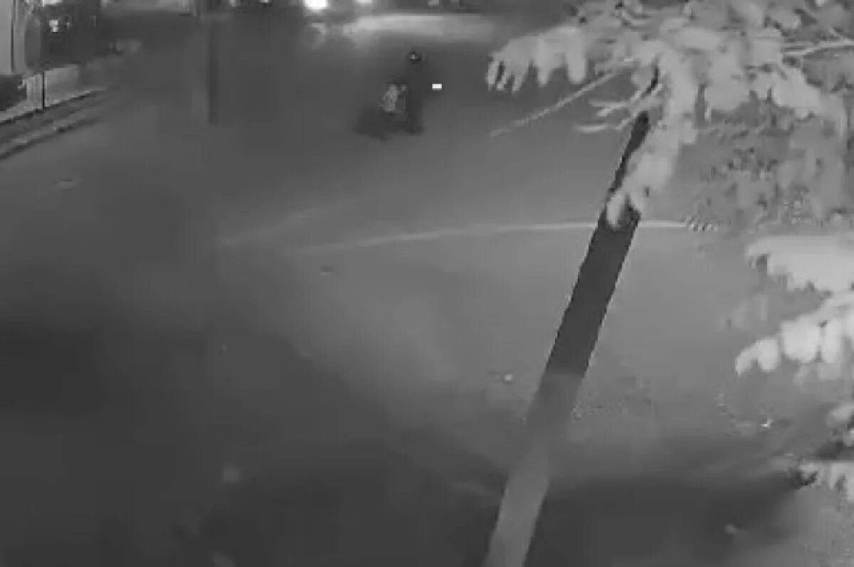    Мужчина, оставивший ребенка на остановке под Новороссийском, попал на видео