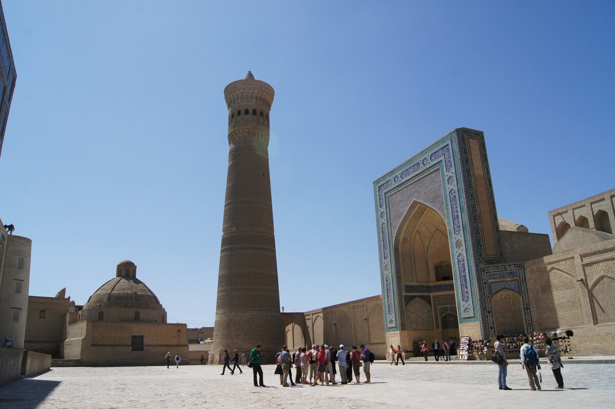 Всё больше туристов выбирают для отдыха страны Средней Азии с их великолепной архитектурой, природой и историей. Узбекистан не исключение.