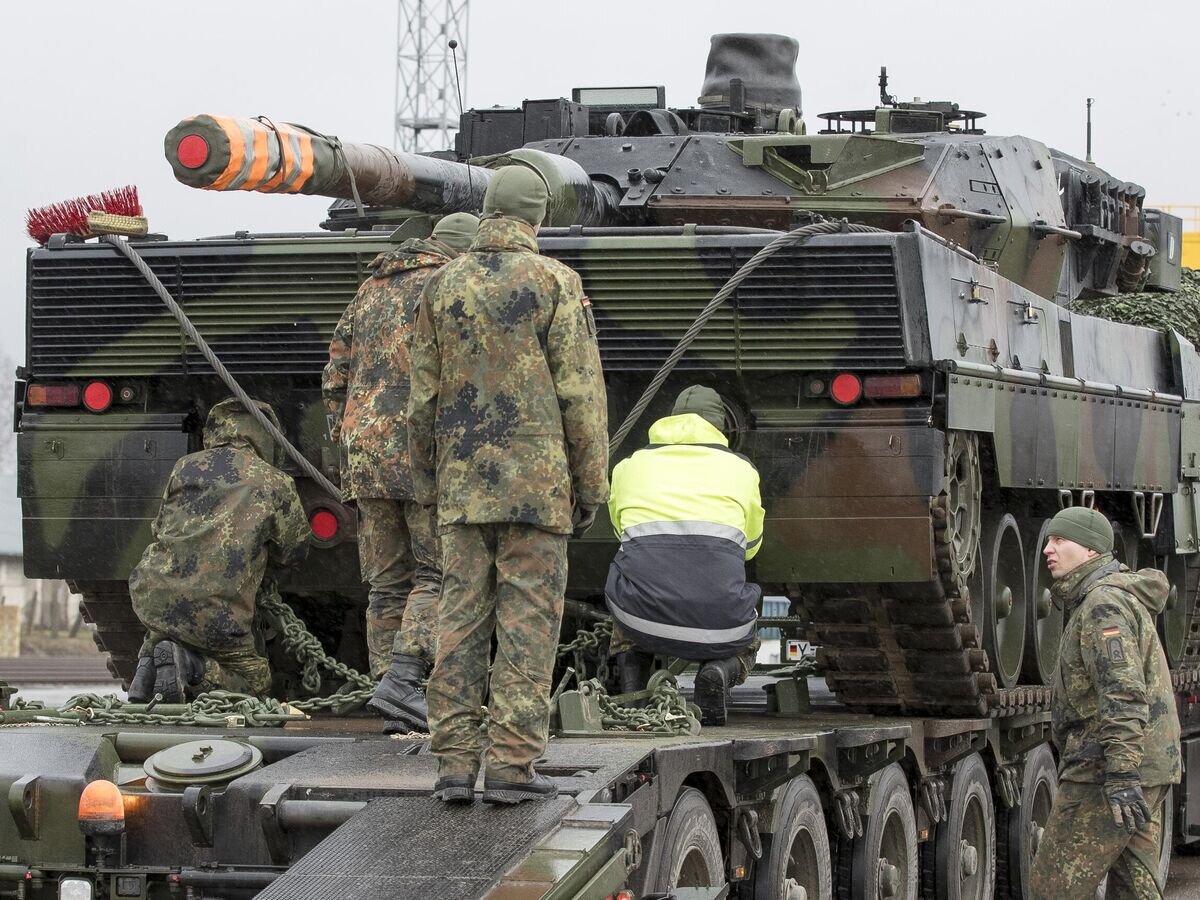    Солдаты немецкой армии загружают танк Leopard 2© AP Photo / Mindaugas Kulbis