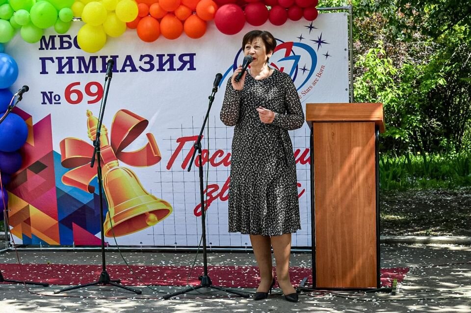    Окончание учебного года в гимназии №69. Источник: duma-barnaul.ru