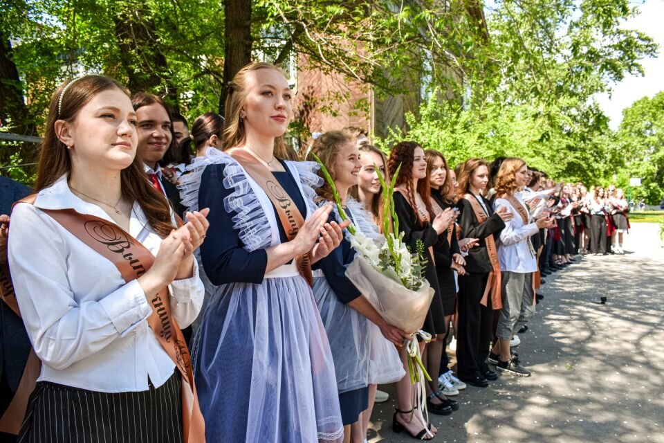    Окончание учебного года в гимназии №69. Источник: duma-barnaul.ru