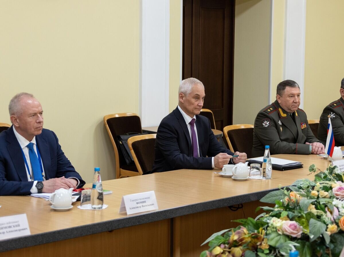    Министр обороны РФ Андрей Белоусов на встрече в Минске с министром обороны Республики Беларусь Виктором Хрениным© Пресс-служба Минобороны РФ