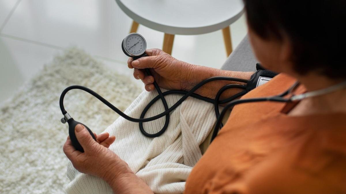    Женщина измеряет свое артериальное давление:Freepik