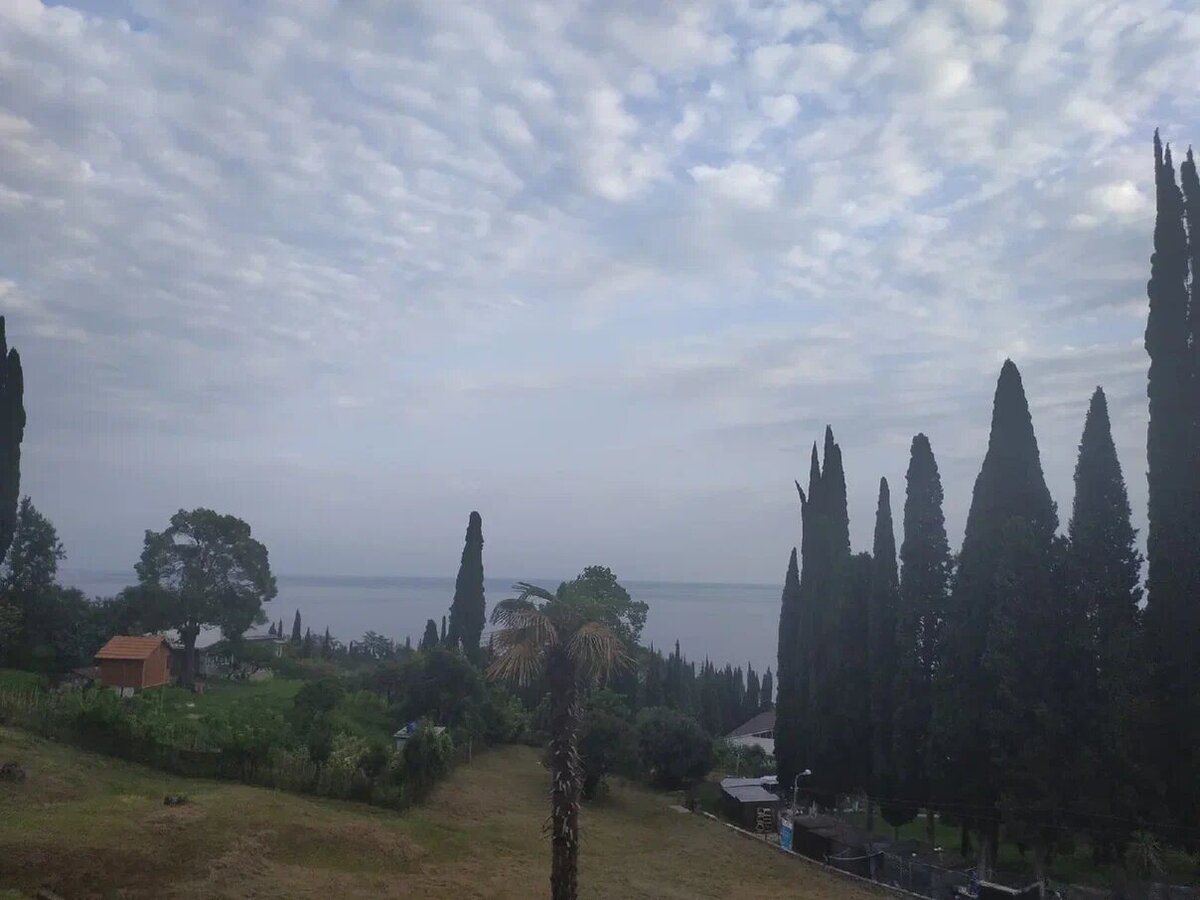 Такая панорама открывается с горы, на которой находится Новоафонский монастырь