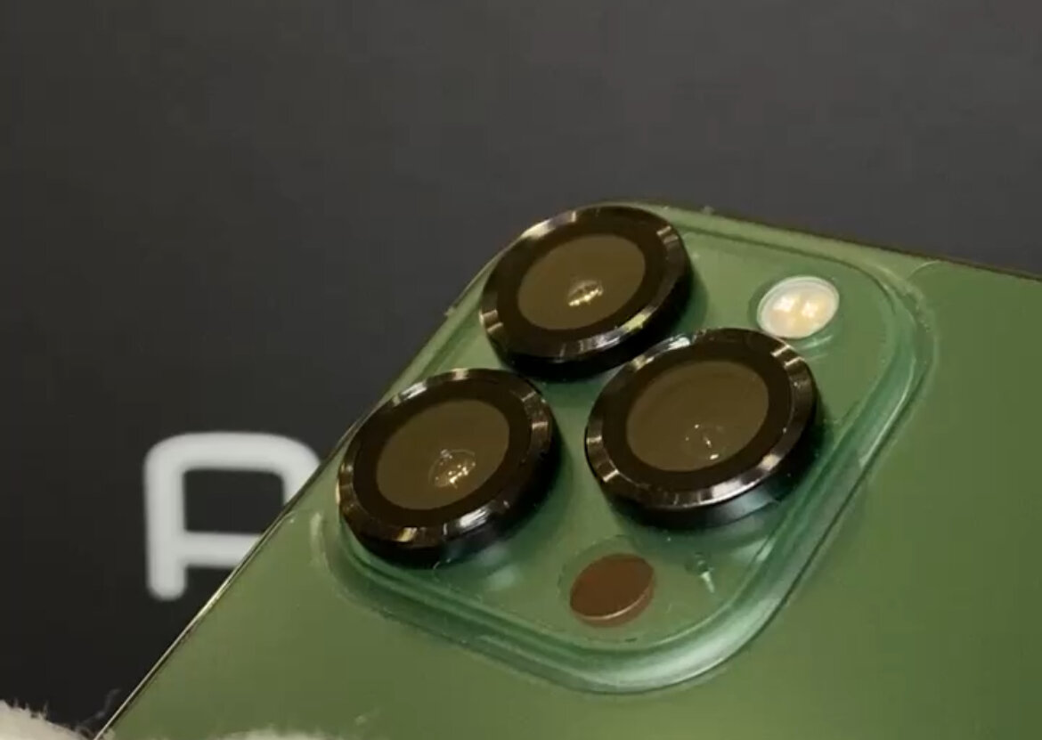 iPhone 13 Pro Max цвета Альпийский зелёный с защитными накладками на линзы