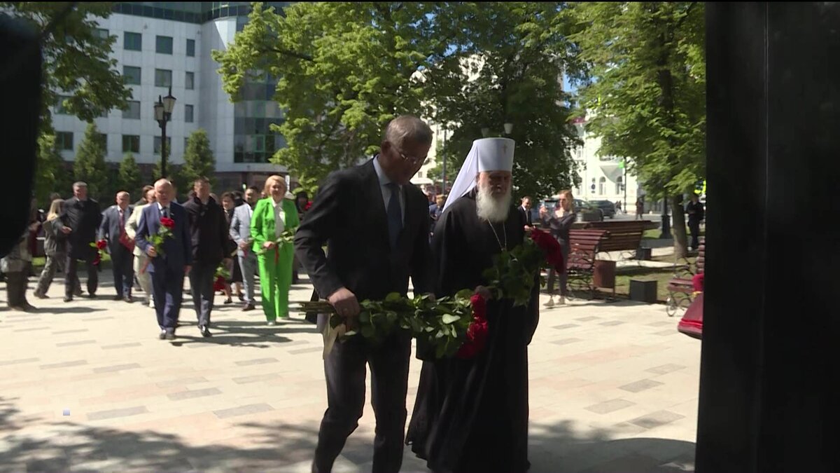    Радий Хабиров возложил цветы к бюстам двух русских писателей Александра Пушкина и Сергея Аксакова в Уфе