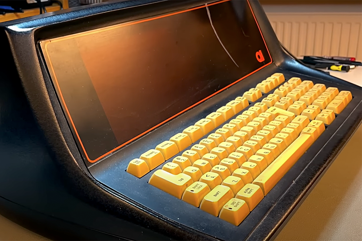 Bernardo Kastrup / The Byte Attic / YouTube📷Модель первого в мире компактного компьютера Q1