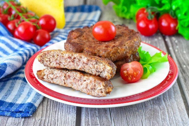 Сочный, аппетитный и натуральный! На любой случай! Фарш с сыром вкусно и просто может стать основой для разных блюд, начиная от привычных котлет, заканчивая домашними бургерами. У готового блюда запоминающийся вкус, ведь помимо фарша в составе сыр, бекон и ароматные специи.