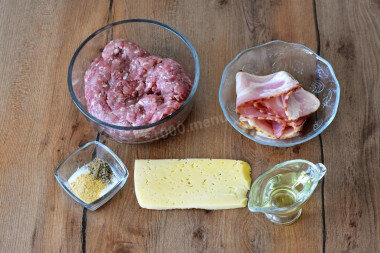 Как сделать фарш с сыром вкусно и просто? Начните с подготовки необходимых продуктов. Фарш выбирайте по своему вкусу. Это может быть фарш из определенного вида мяса, например только из свинины или говядины, а можете взять смешанный. Можете брать готовый фарш или сделать его самостоятельно, измельчив мясо в блендере или пропустив через мясорубку.