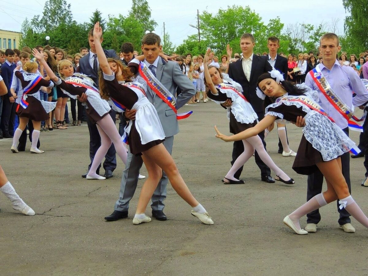 фото из интернета. Школьный вальс выпускников.