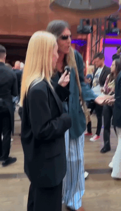 "Встретил вчера Лисовца. Что с ним ? Сутулый какой-то. Может с возрастом это хворь? Ему скоро 52", - написал Пилягин под видео.  