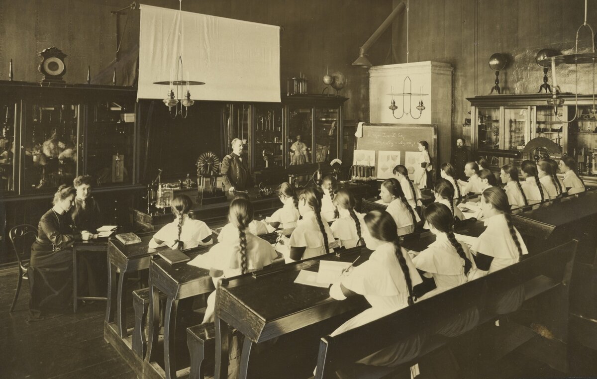 Урок физики, Смольный институт благородных девиц до 1917 г.