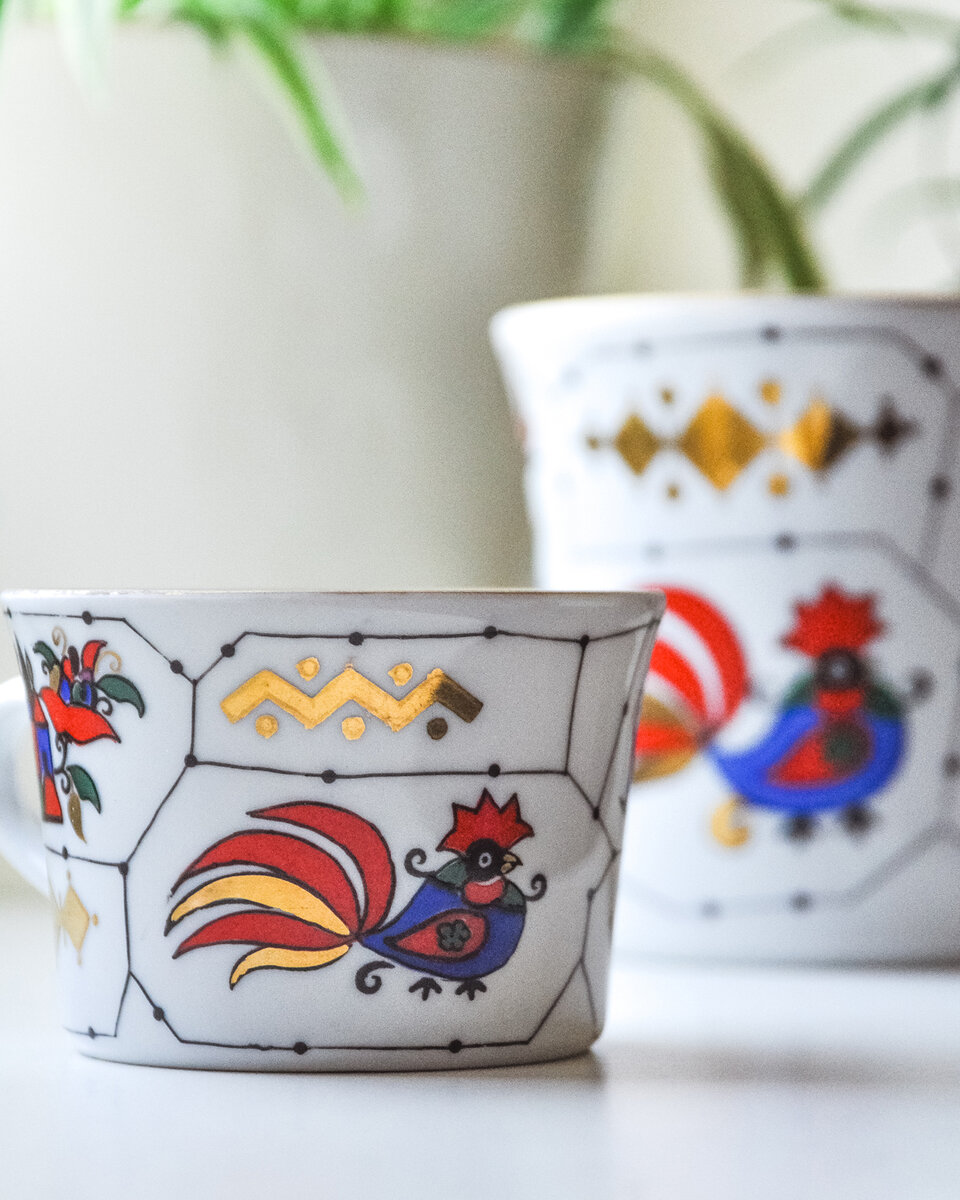 Кружка молочная (размера «Я»). 1962 год, ЛФЗ. Автор формы «Здоровье» Анна Александровна Лепорская, автор росписи Алексей Викторович Воробьёвский. Фото автора (2024 г.)