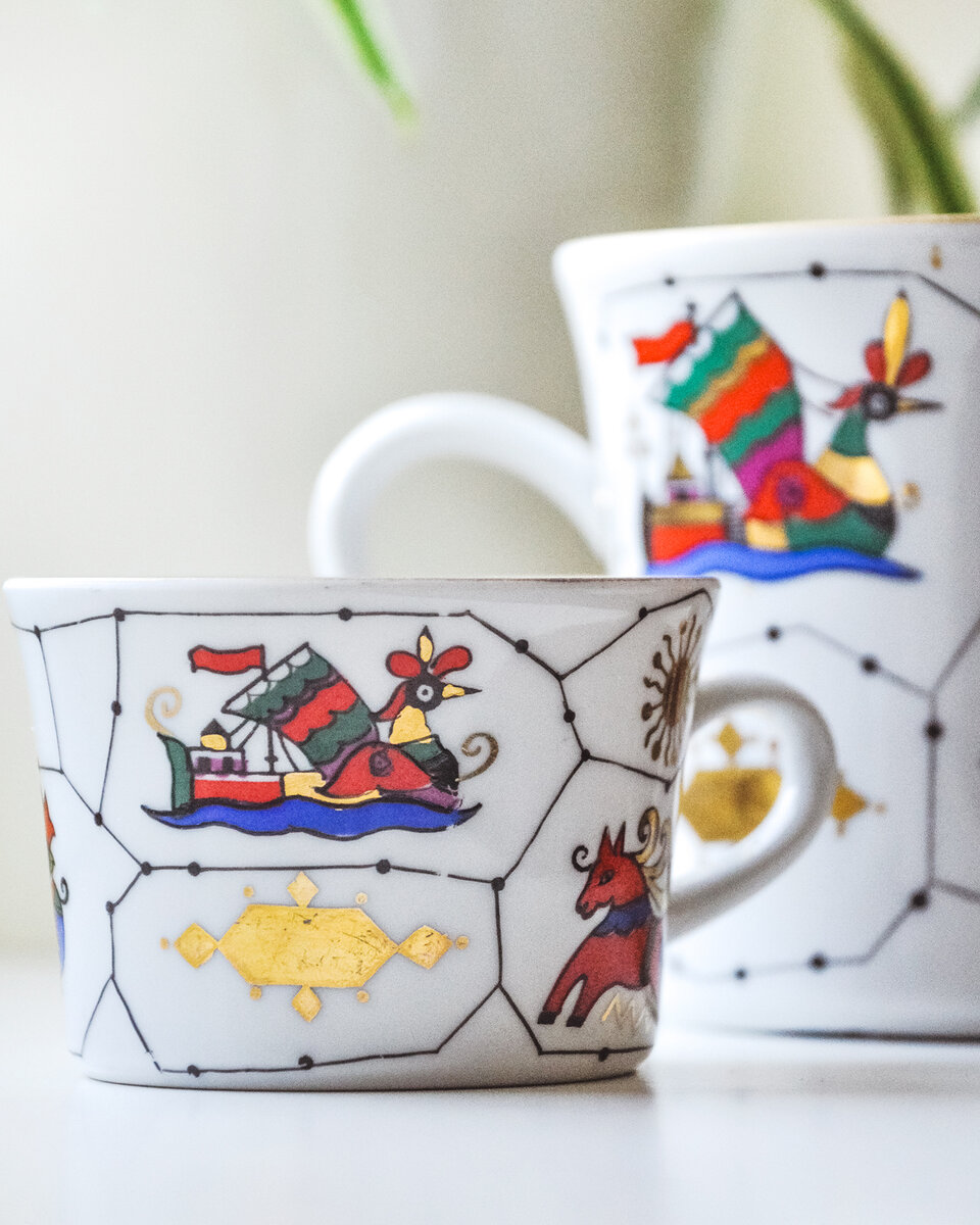 Кружка молочная (размера «Я»). 1962 год, ЛФЗ. Автор формы «Здоровье» Анна Александровна Лепорская, автор росписи Алексей Викторович Воробьёвский. Фото автора (2024 г.)