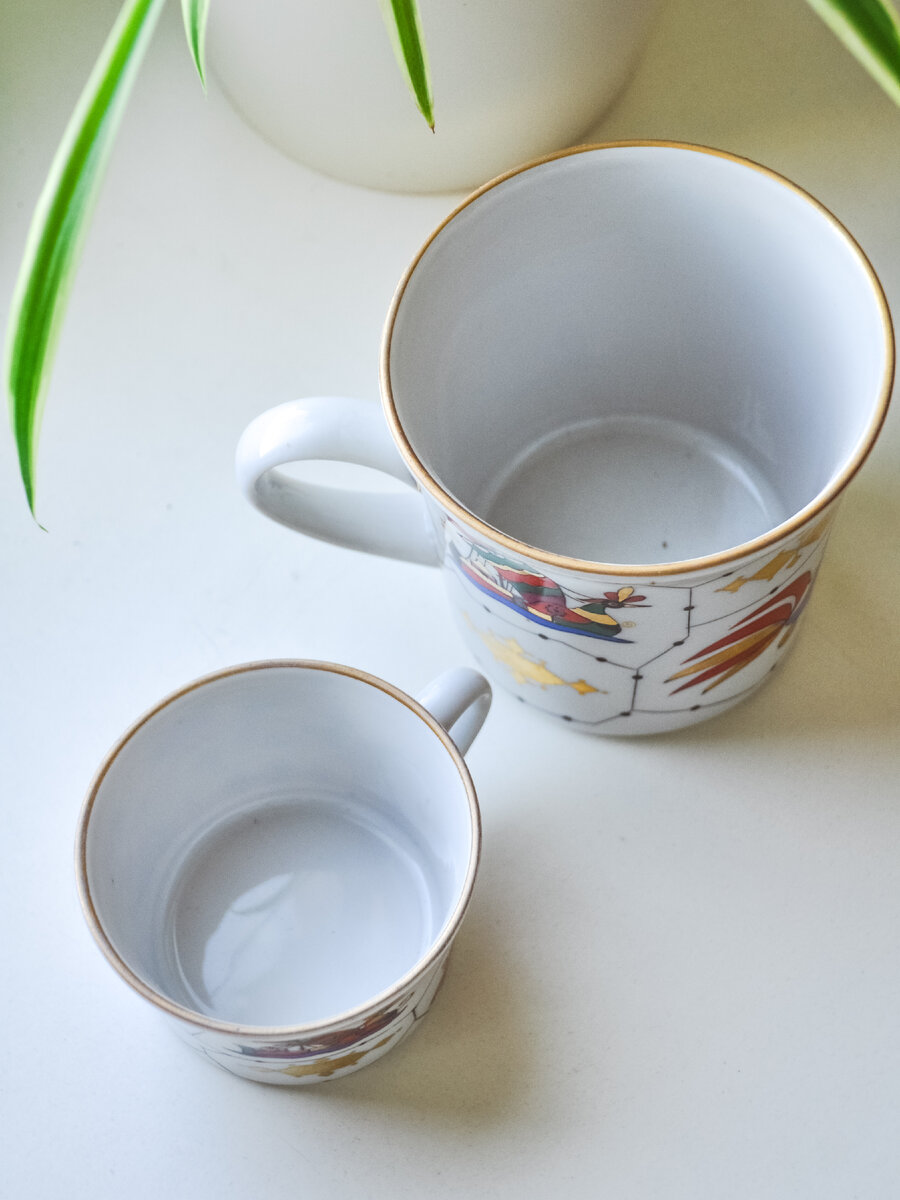 Кружка молочная (размера «Я»). 1962 год, ЛФЗ. Автор формы «Здоровье» Анна Александровна Лепорская, автор росписи Алексей Викторович Воробьёвский. Фото автора (2024 г.)