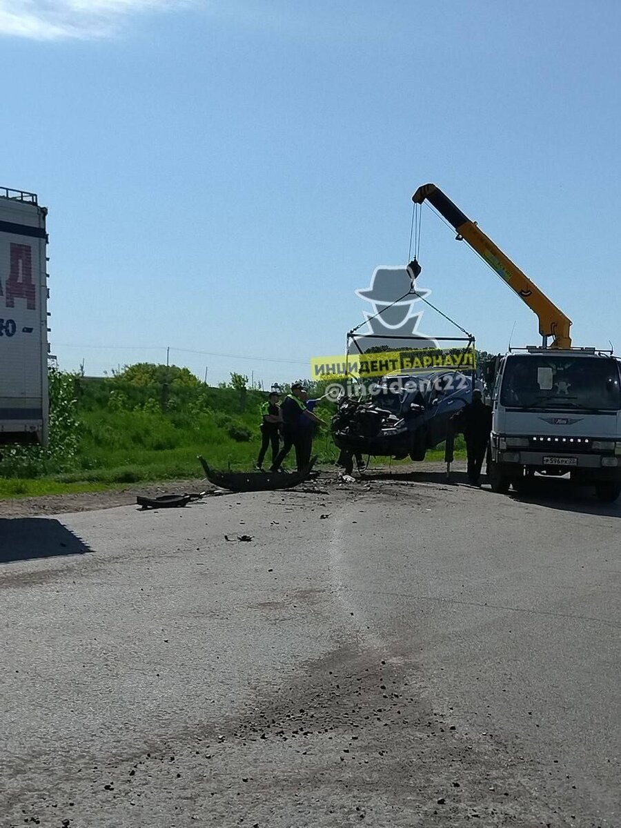 Иномарку жутко смяло после ДТП с грузовиком в алтайском селе | ТОЛК | Дзен