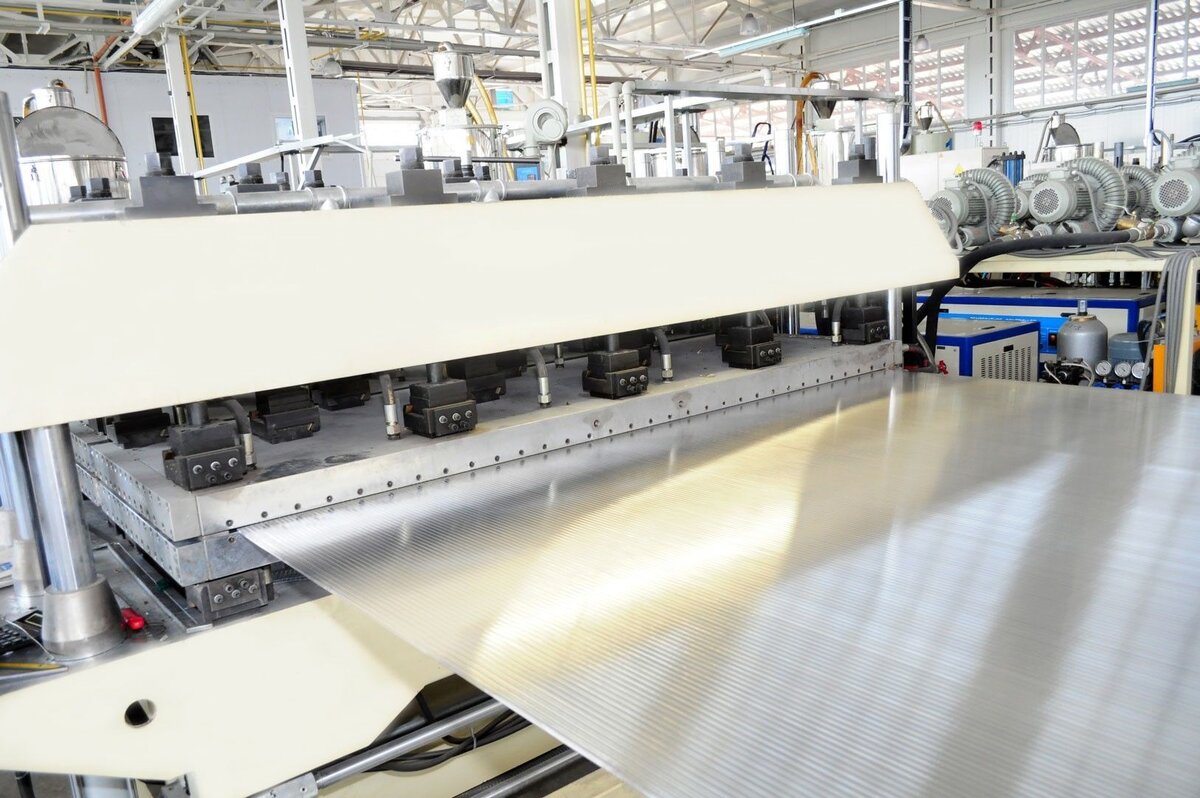 Станок на производстве поликарбоната