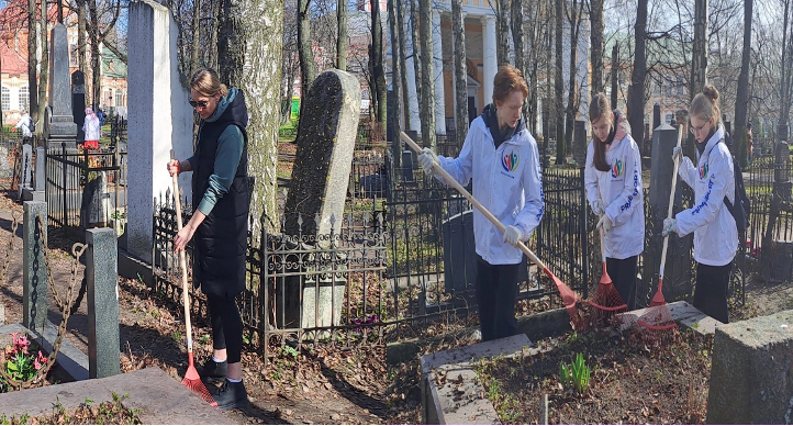 Волонтеры убирают могилы в Александро-Невской Лавре