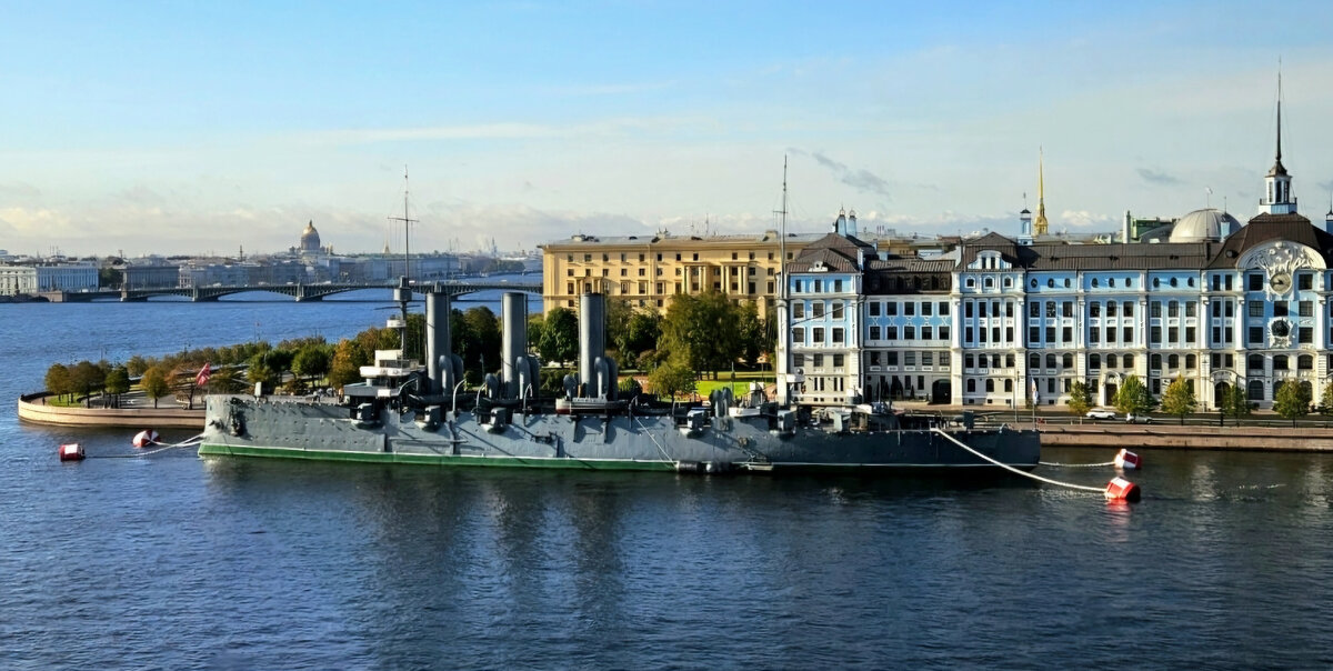 Крейсер "Аврора" и Нахимовское военно-морское училище. Фото автора.