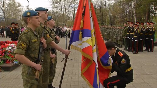 Прощание со знаменем: трогательный момент для выпускников Серовского кадетского корпуса