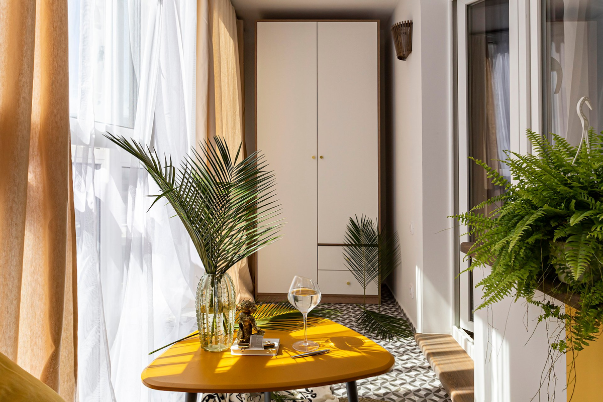На фото интерьер лоджии 5,7 кв.м в квартире 31,2 кв.м. Автор проекта: студия дизайна интерьера «Максимаджи», автор фото: Татьяна Никитина