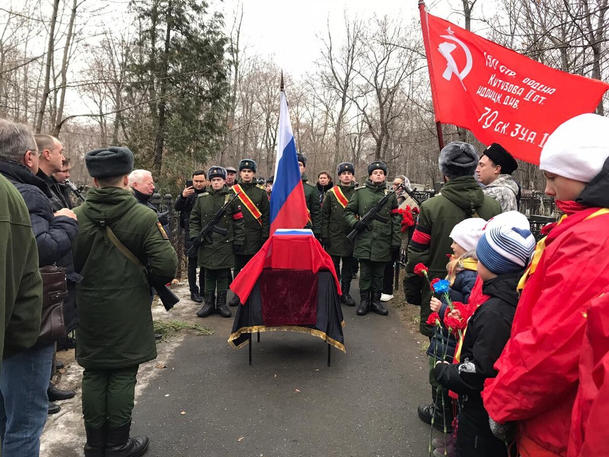 По рассказам жителей села Грязное Прохоровского района в годы войны на территории их села разбился самолёт. Летом 2016 года за его поиски взялись поисковики отряда «Огненная дуга» Ю.И. Погорелов, В.Г.-7