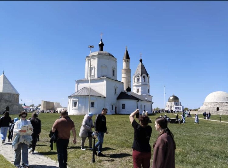  Слева- Восточный мавзолей. В центре Успенская Церковь,между построек которой  находится Большой минарет. Справа -Северный мавзолей